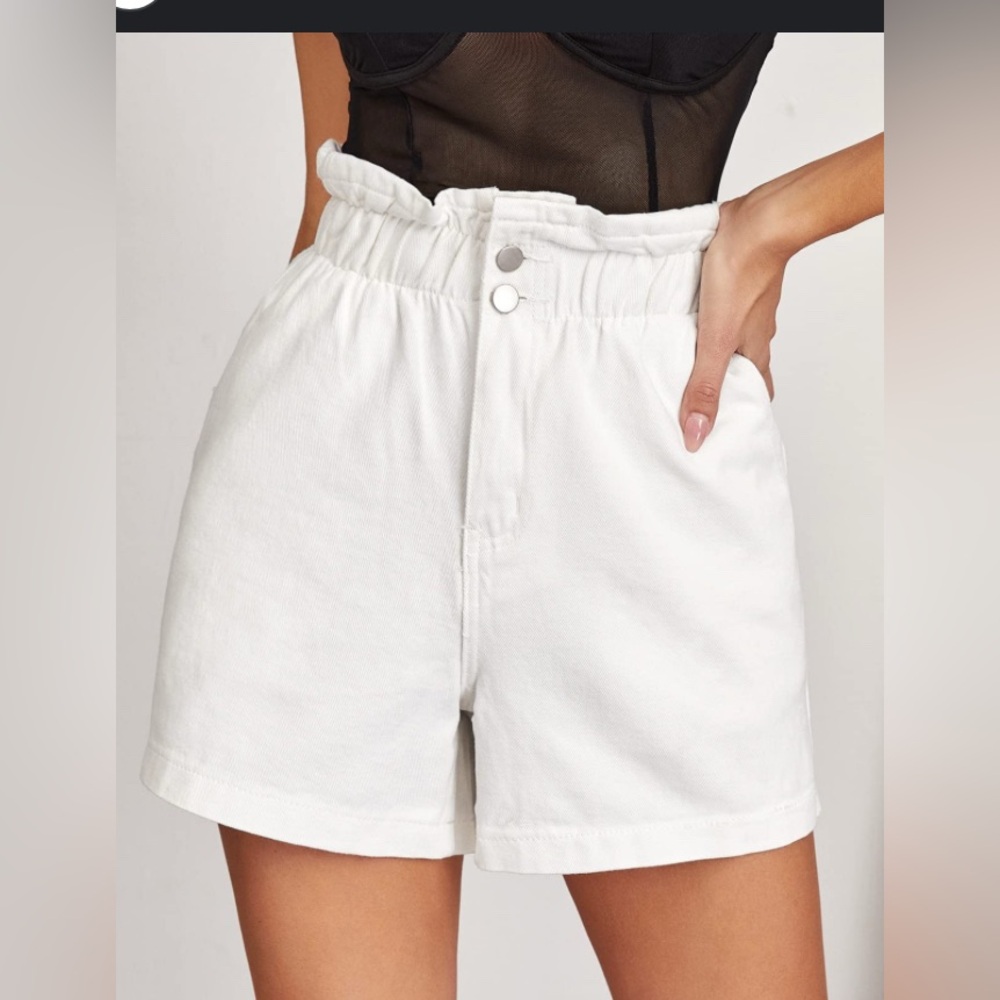 H&M White Highwaist Scrunch Shorts